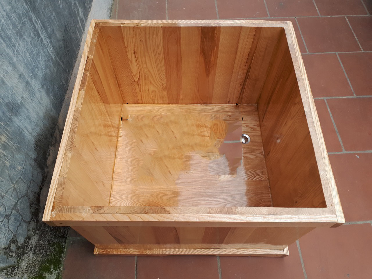 Thành bồn và đáy bồn tắm gỗ hình vuông